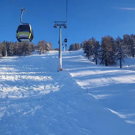 Charming With Hill View דירה