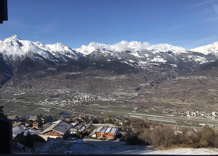 Charming With Hill View 아파트 *