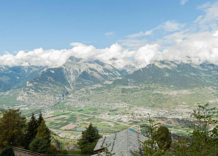 Charming With Hill View 아파트 *